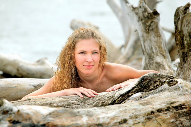 描绘年轻微笑的女孩图片下载