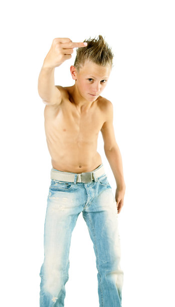 做手势的好斗的少年图片下载