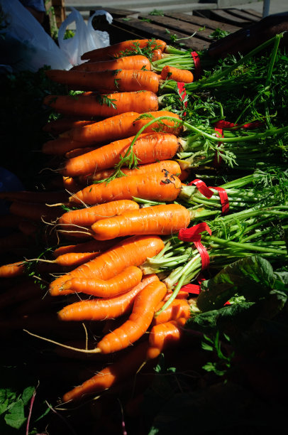 农贸市场的新鲜胡萝卜图片下载
