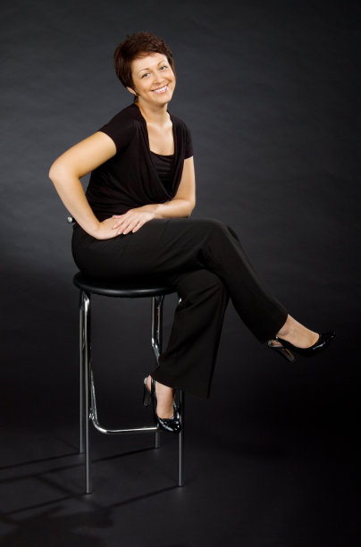 年轻女子坐在椅子上图片下载