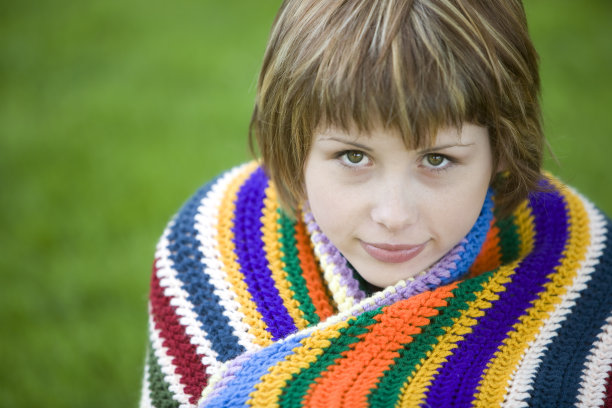 外面裹着彩色毯子的年轻女子图片下载