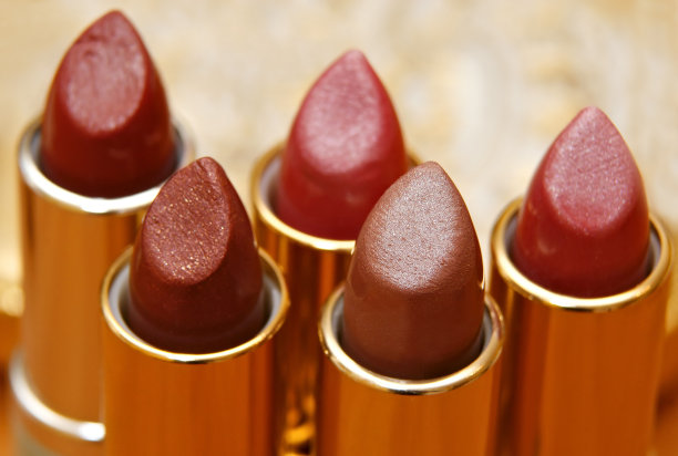 红色和棕色的口红图片下载