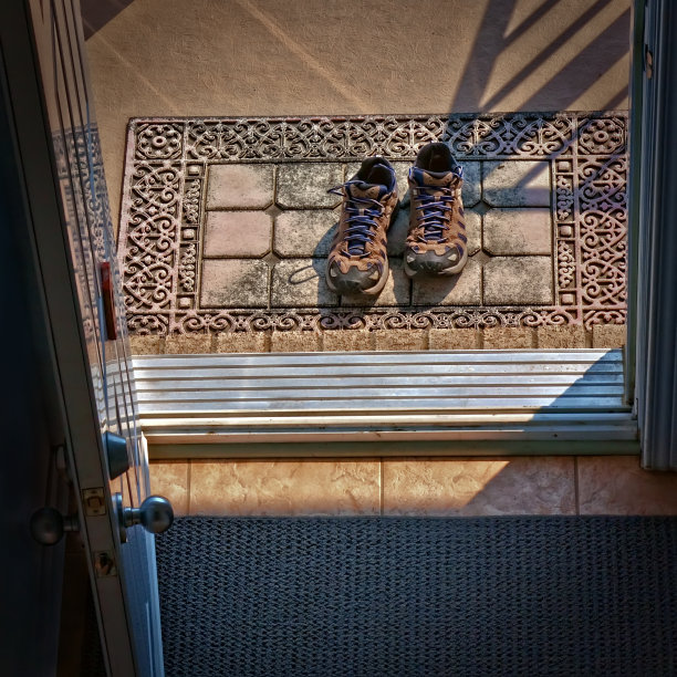 门前的鞋垫里放着登山鞋图片下载