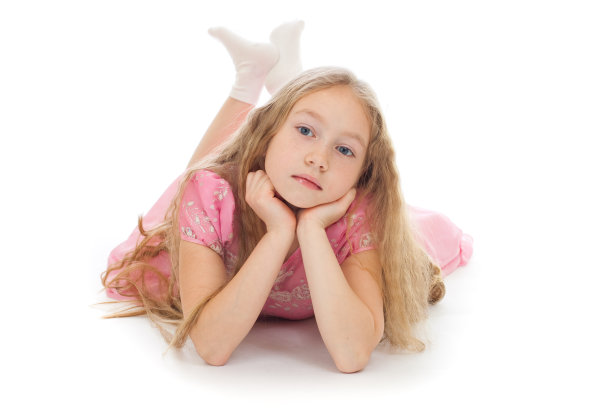 美丽的女孩躺在地板上图片下载