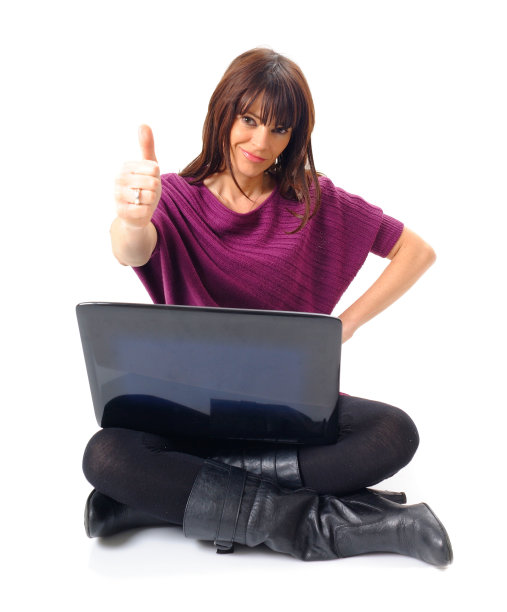 年轻女人用手提电脑腿ok的标志图片下载