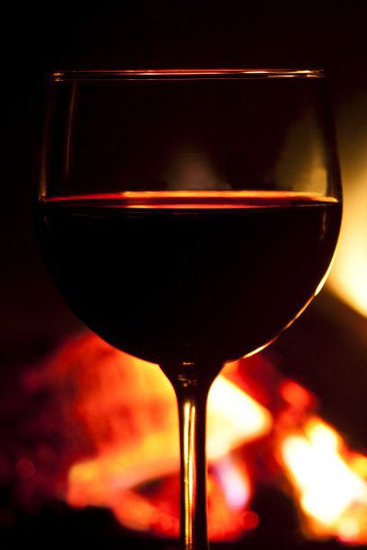 炉火旁的酒图片下载