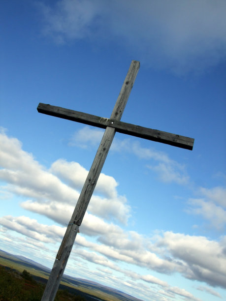 蓝天下的十字架特写镜头图片下载