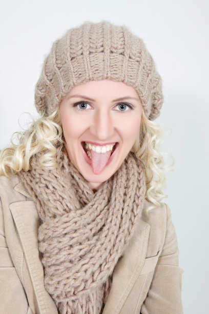 工作室拍摄的快乐女人在冬天的衣服图片下载