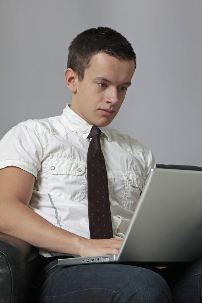 用电脑的年轻人图片下载