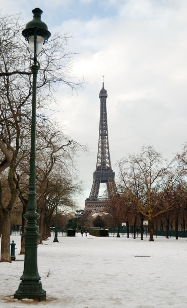 冬天的埃菲尔铁塔图片下载