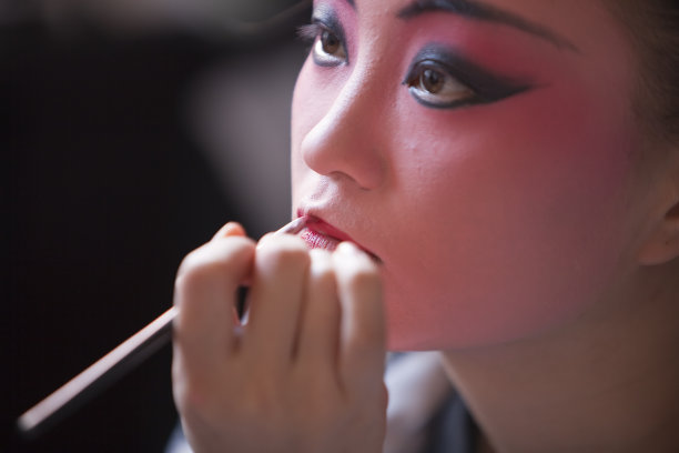 在脸上画画图片下载