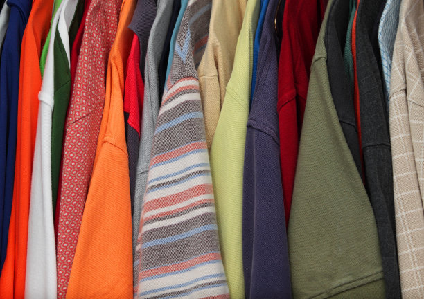 色彩鲜艳的衬衫衣柜图片下载