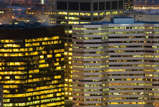 美国城市暮色中的摩天大楼灯光细节图片下载