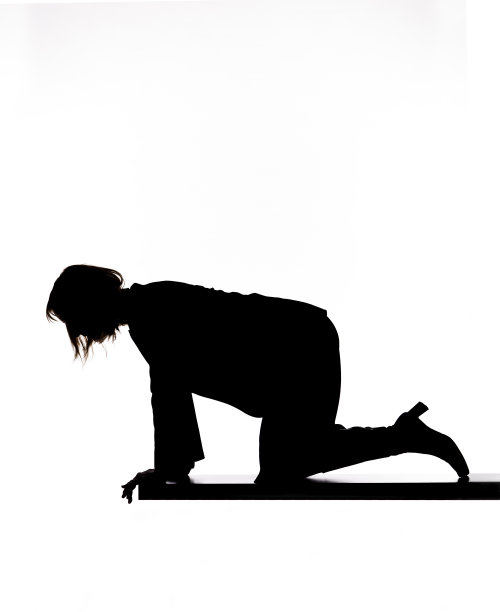 一个向下看的女人的剪影图片下载