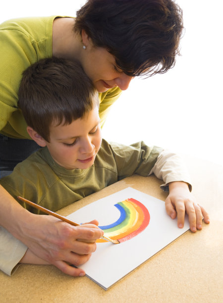母子俩在画彩虹图片下载