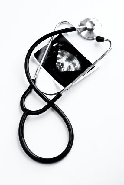 白底听诊器高角度视图图片下载