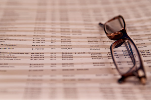 金融概念与商业文件和老花镜图片下载