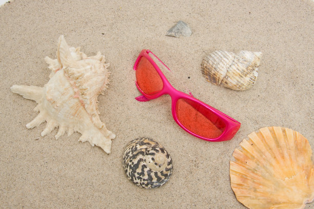 粉红色的太阳镜在海滩上图片下载