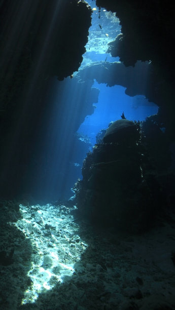 水下洞穴图片下载