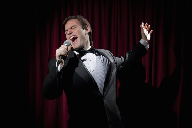 年轻的休息室歌手大声歌唱图片下载