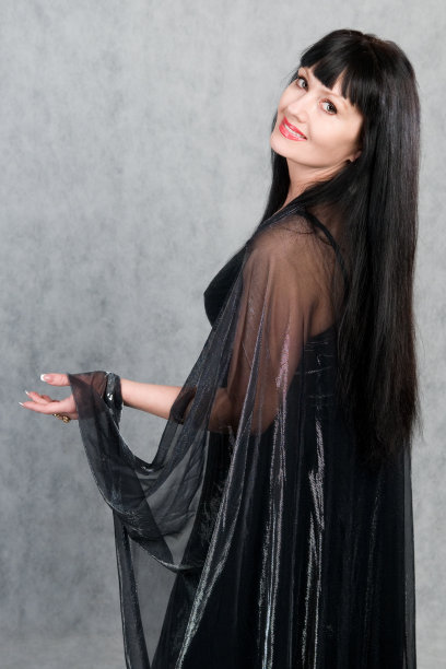 穿着黑裙子的漂亮女人图片下载