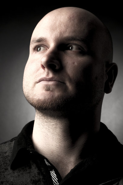 光头年轻人图片下载