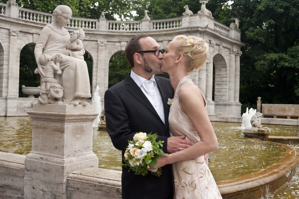 新婚之吻图片下载