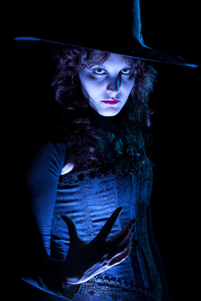 《蓝色灯光下的漂亮女巫图片下载
