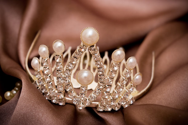 一顶镶嵌着闪闪发光的珠宝的非常闪亮的皇冠图片下载