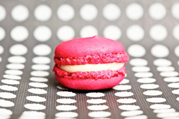 漂亮的小蛋糕上的彩色壁纸背景图片下载