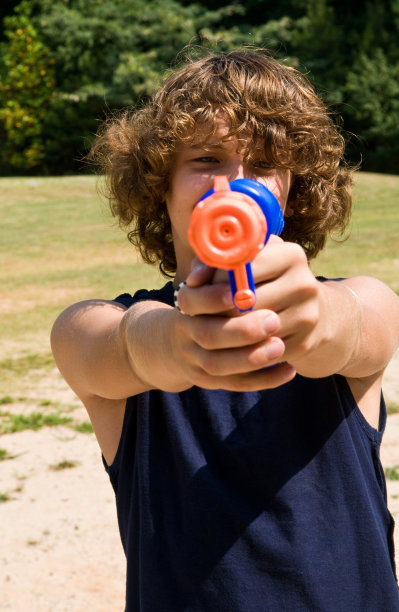 男孩拿着水枪图片下载