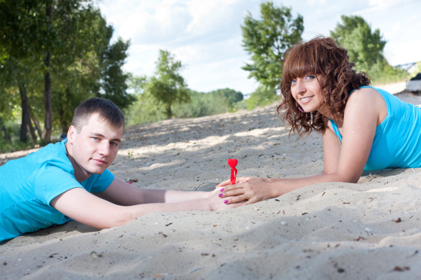 快乐的年轻夫妇图片下载