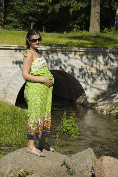 河边有个孕妇图片下载