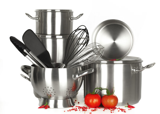 银色和黑色的厨房用具，滤锅和西红柿图片下载