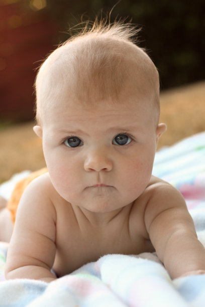 严重的婴儿图片下载