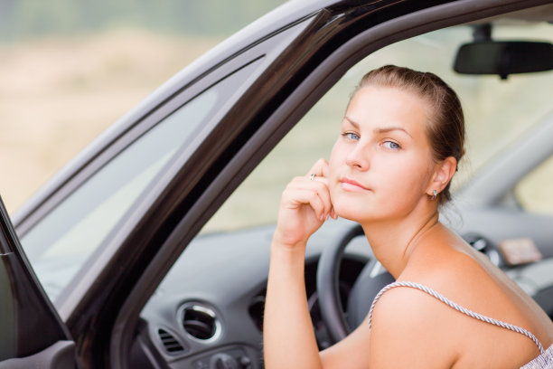 美丽的女孩肖像与她的新车图片下载