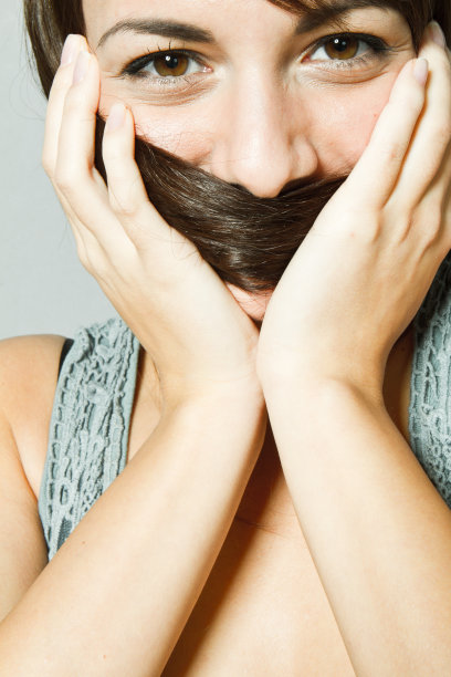 脸前面长着头发的害羞女人图片下载