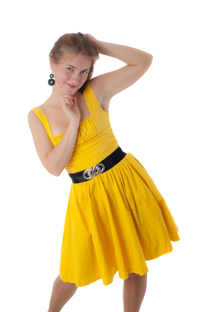 穿黄色裙子的女孩图片下载