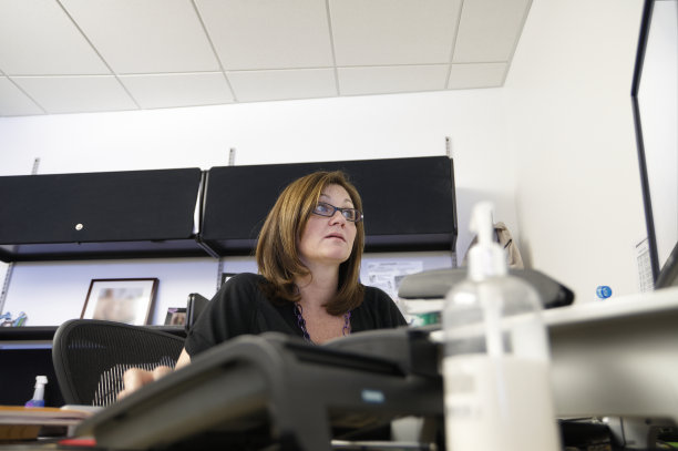 办公室里的女人图片下载