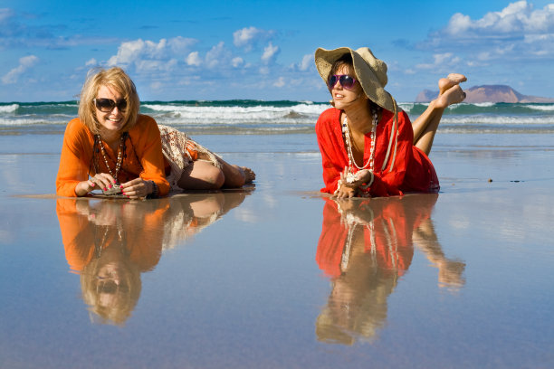 美女躺在沙滩上图片下载