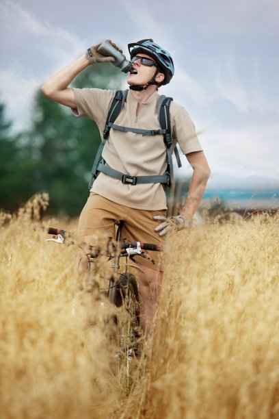 骑摩托车的人喝等渗饮料图片下载