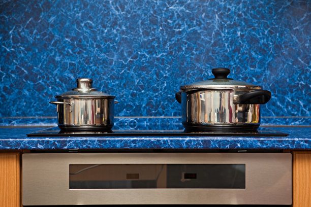 两个金属锅图片下载