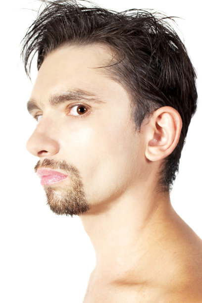 年轻的黑发男子，留着时髦的发型图片下载