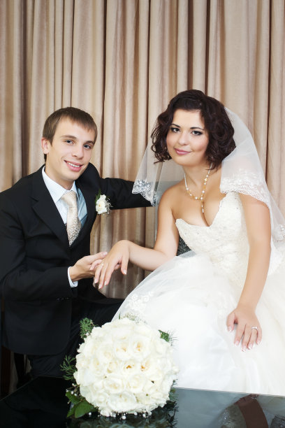 年轻幸福的新婚夫妇在室内图片下载