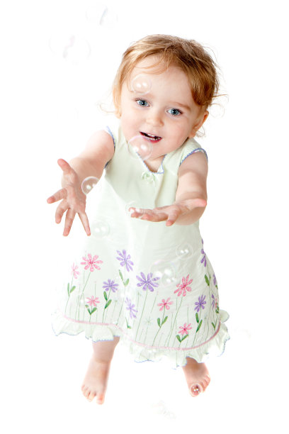 微笑的2岁女孩抓泡泡图片下载