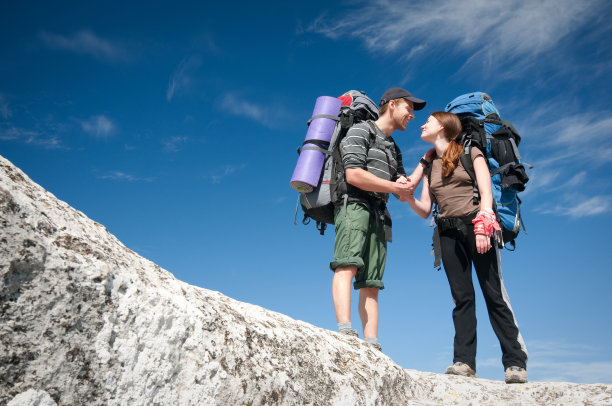 夫妇在山图片下载