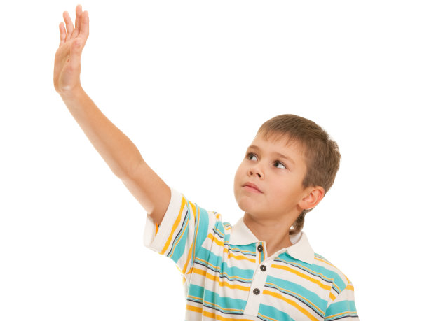 举起他的手的男孩图片下载