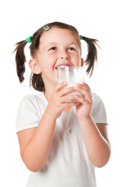 喝牛奶的小孩图片下载