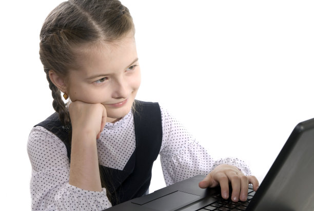 女孩坐在电脑前图片下载