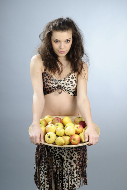 拿着盛有水果的盘子的女人图片下载